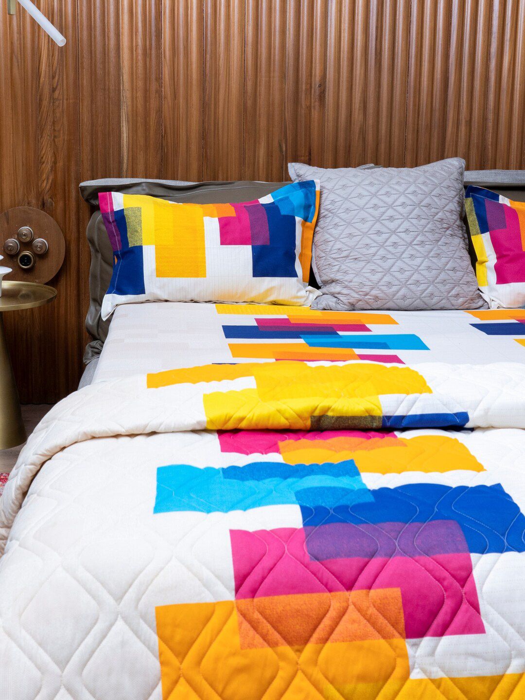 URBAN SPACE Divine White Geometric 144 TC Pure Cotton Queen Bedsheet With 2 Pillow Covers