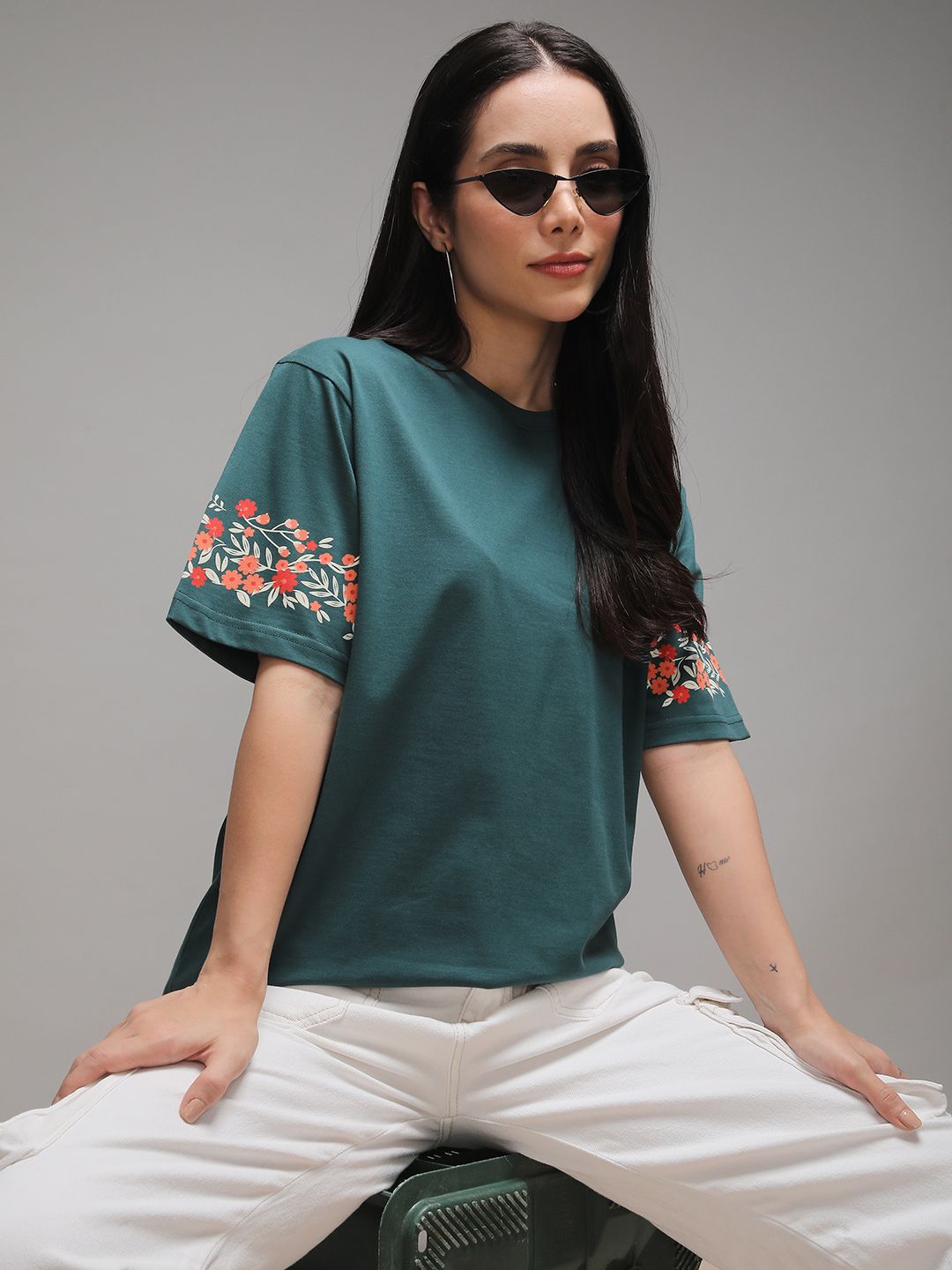 Dillinger Women Lengan Pendek Leher Krew Bercetak Tshirt