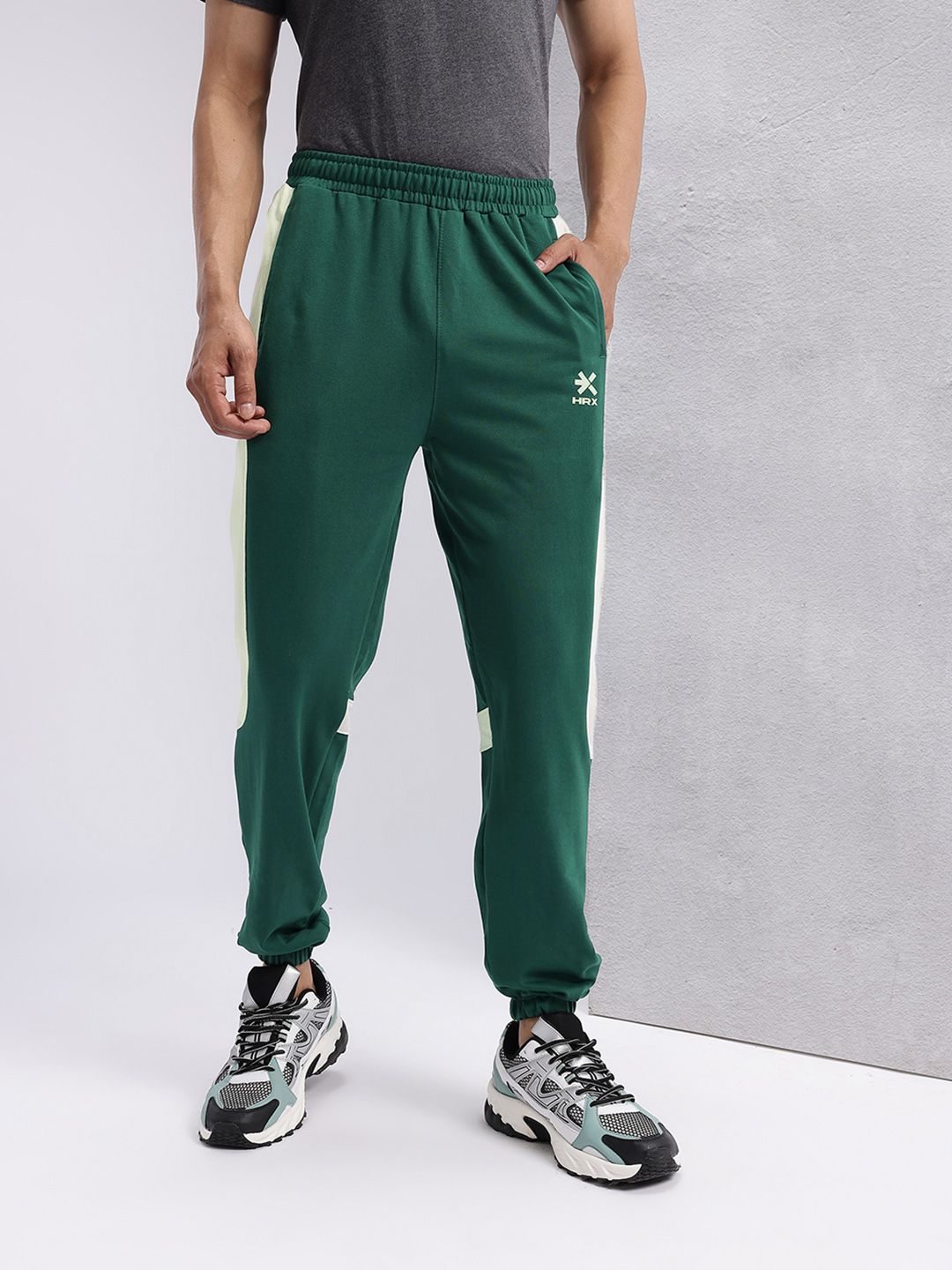 HRX by Hrithik Roshan Men Colorblocked Mid-Rise Regular Fit Lifestyle Joggers