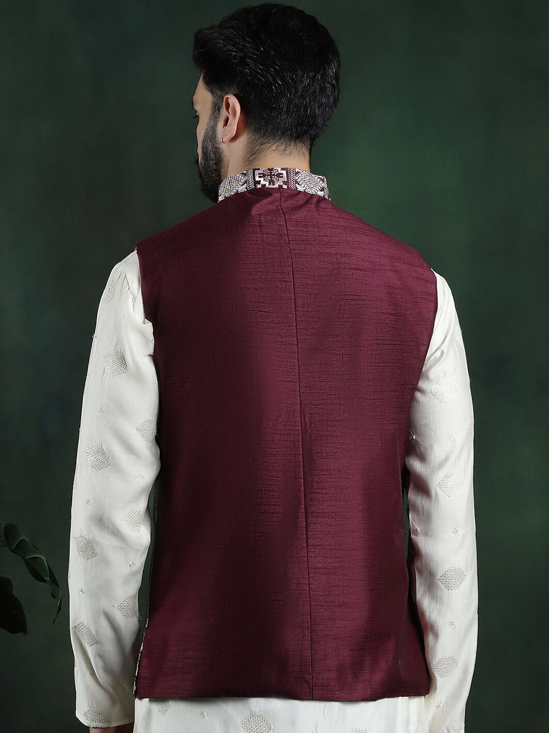 SOJANYA Men Embroidered Nehru Jackets