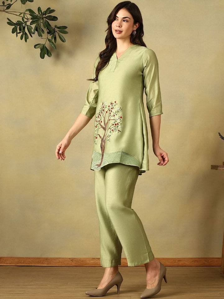 Mamicha Women Ethnic Motifs Embroidered Regular Thread Work Kurti with Trousers