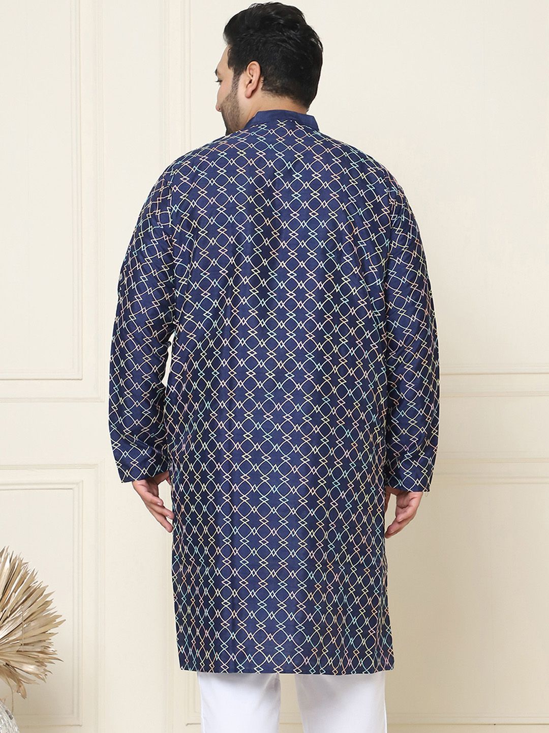 SOJANYA PLUS Geometric Embroidered Regular Silk Straight Kurta