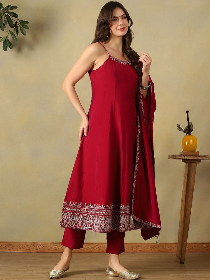 Motif Etnik Wanita Mamicha Bersulam Benang Biasa Kurta Kerja dengan Seluar & Dengan Dupatta