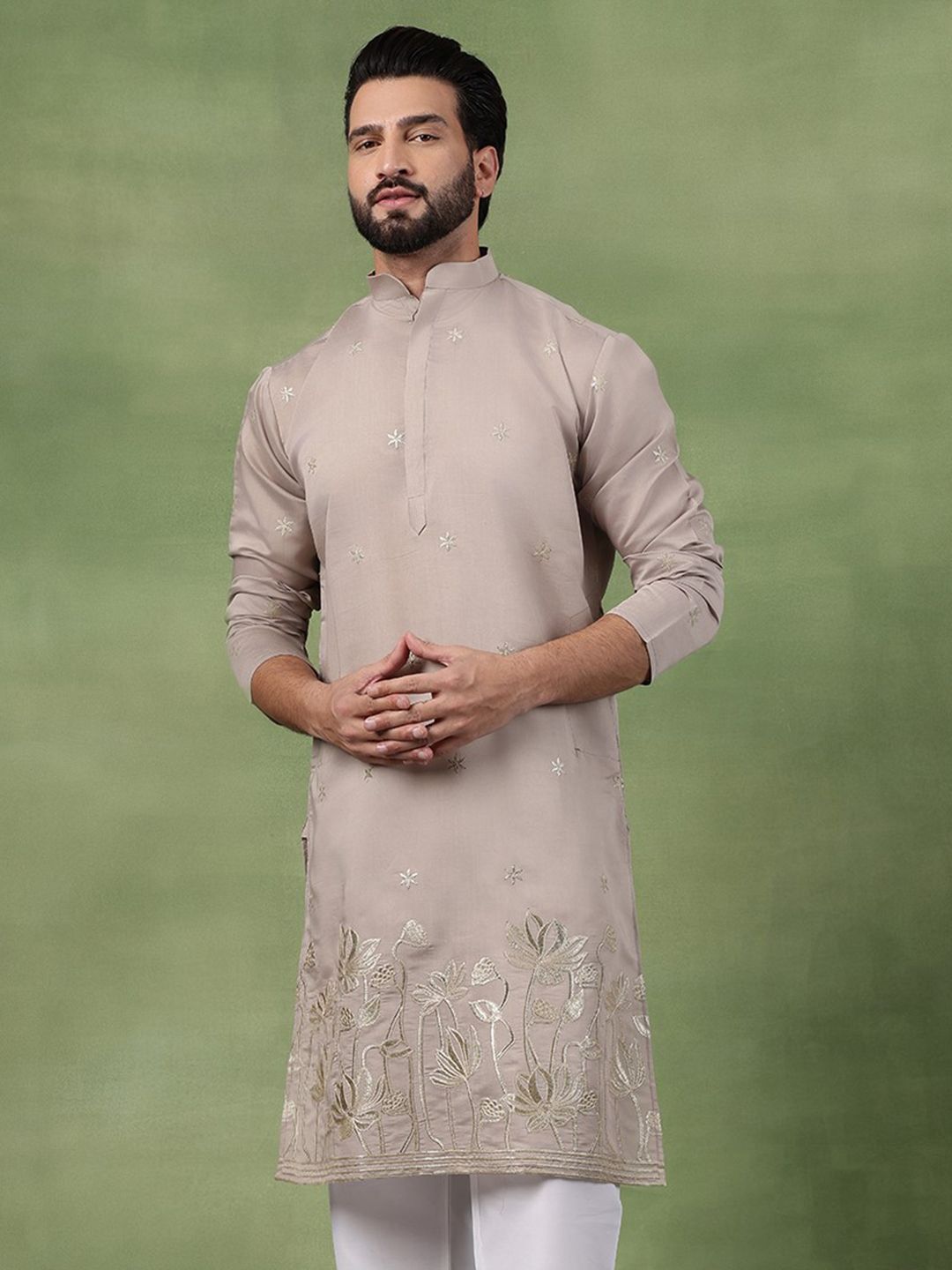 SOJANYA Men Floral Embroidered Kurta