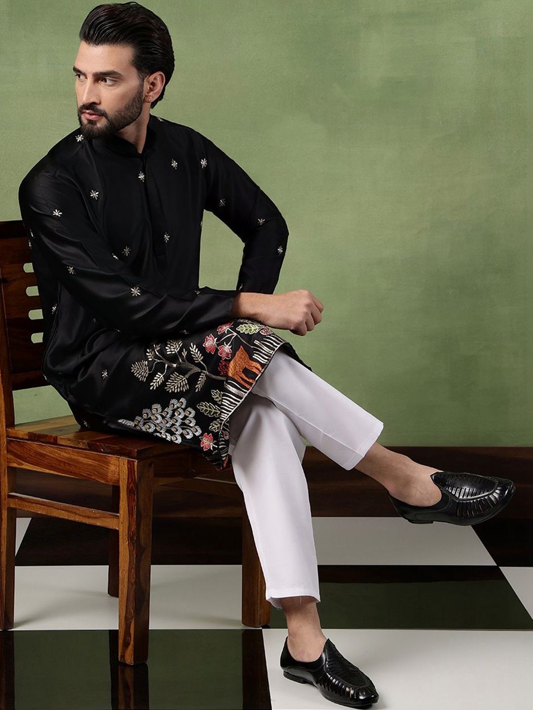 SOJANYA Men Floral Embroidered Thread Work Kurta