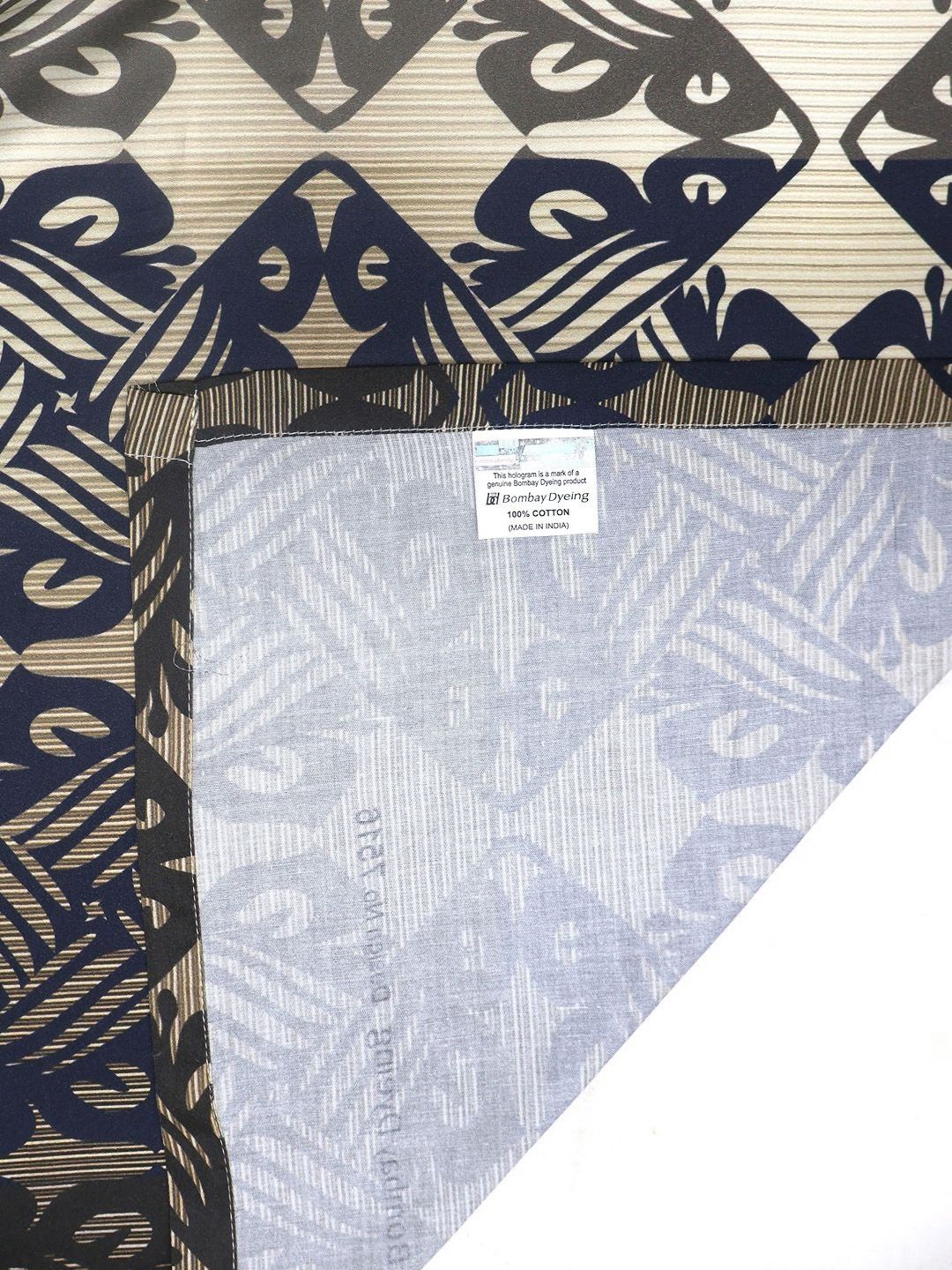 BOMBAY DYEING Grey & Brown Printed 300 TC Cotton King Bedsheet with 4 Pillow Covers