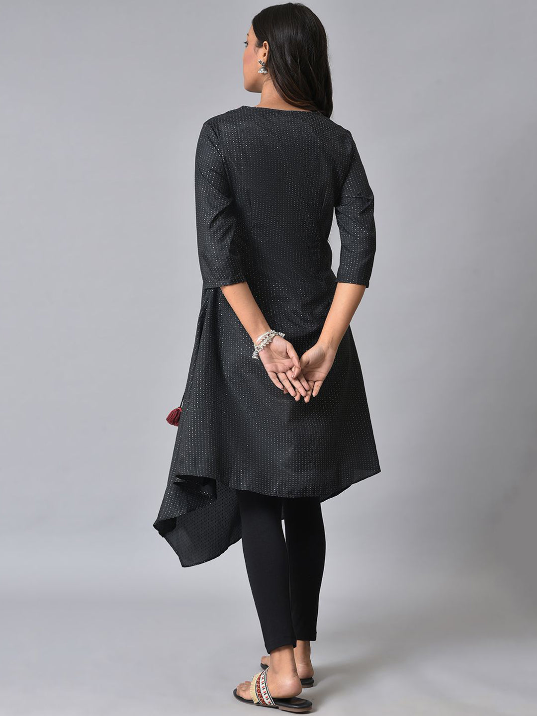 W Geometric Embroidered V-Neck Thread Work Straigth Kurta