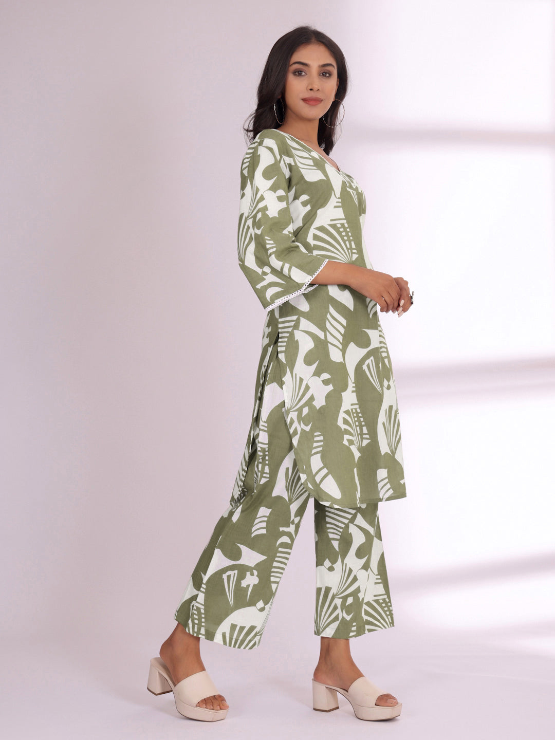 Varanga Floral Printed V-Neck Pure Cotton Straight Kurta dengan seluar