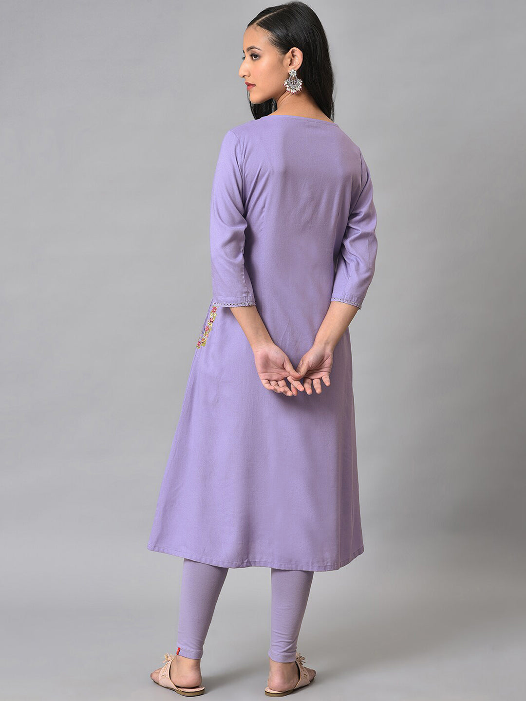 W Women Round Neck Thread Work Kurta