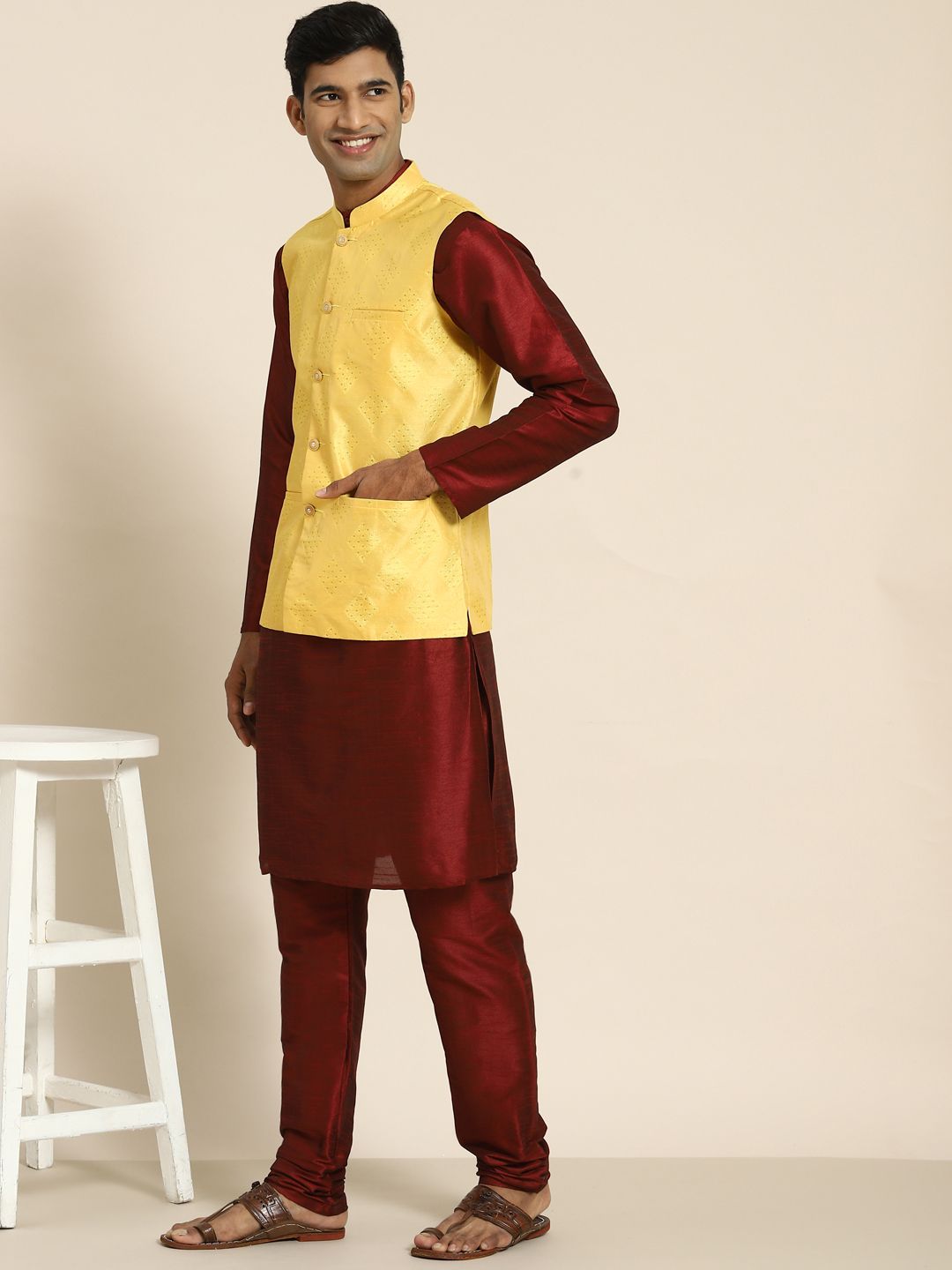 SOJANYA Men Maroon Kurta dengan Churidar dengan Jaket Nehru