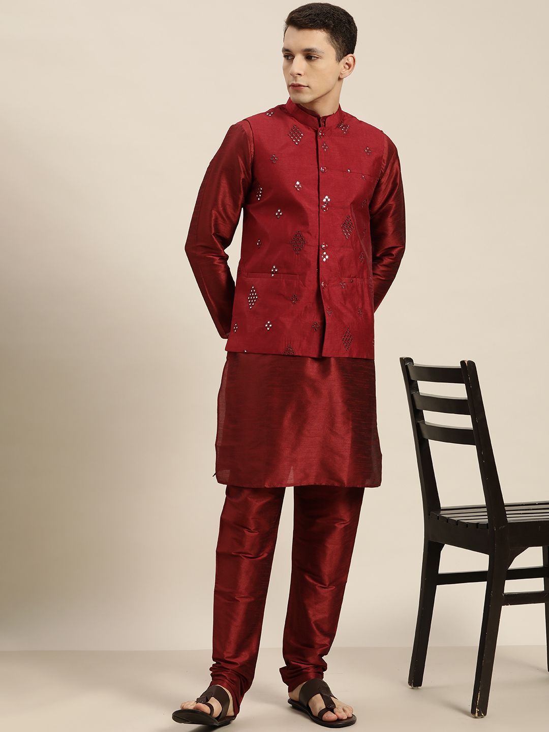 SOJANYA Men Maroon Bordir Cermin Kurta Kerja dengan Churidar
