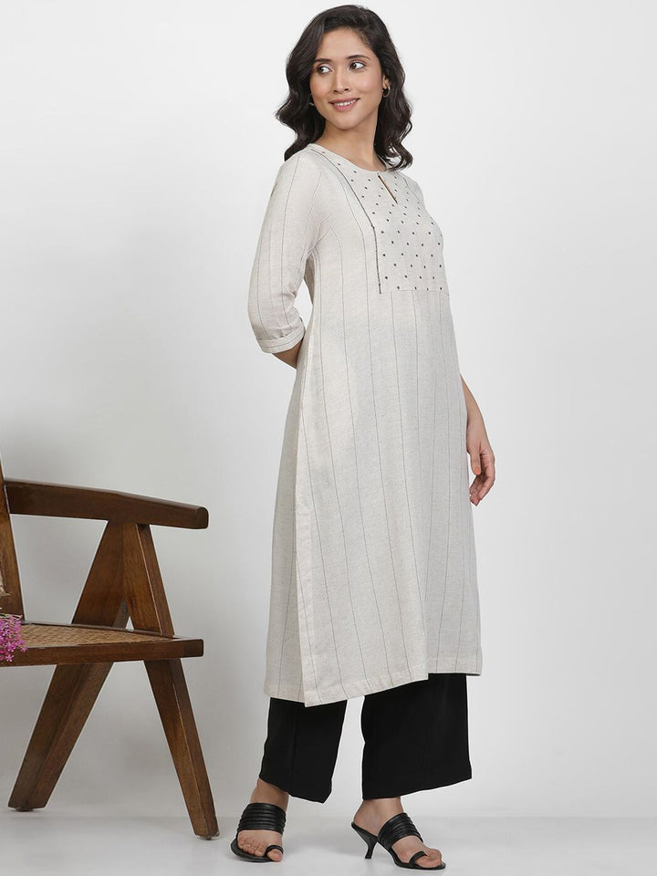 W Geometric Yoke Design Thread Work Kurta
