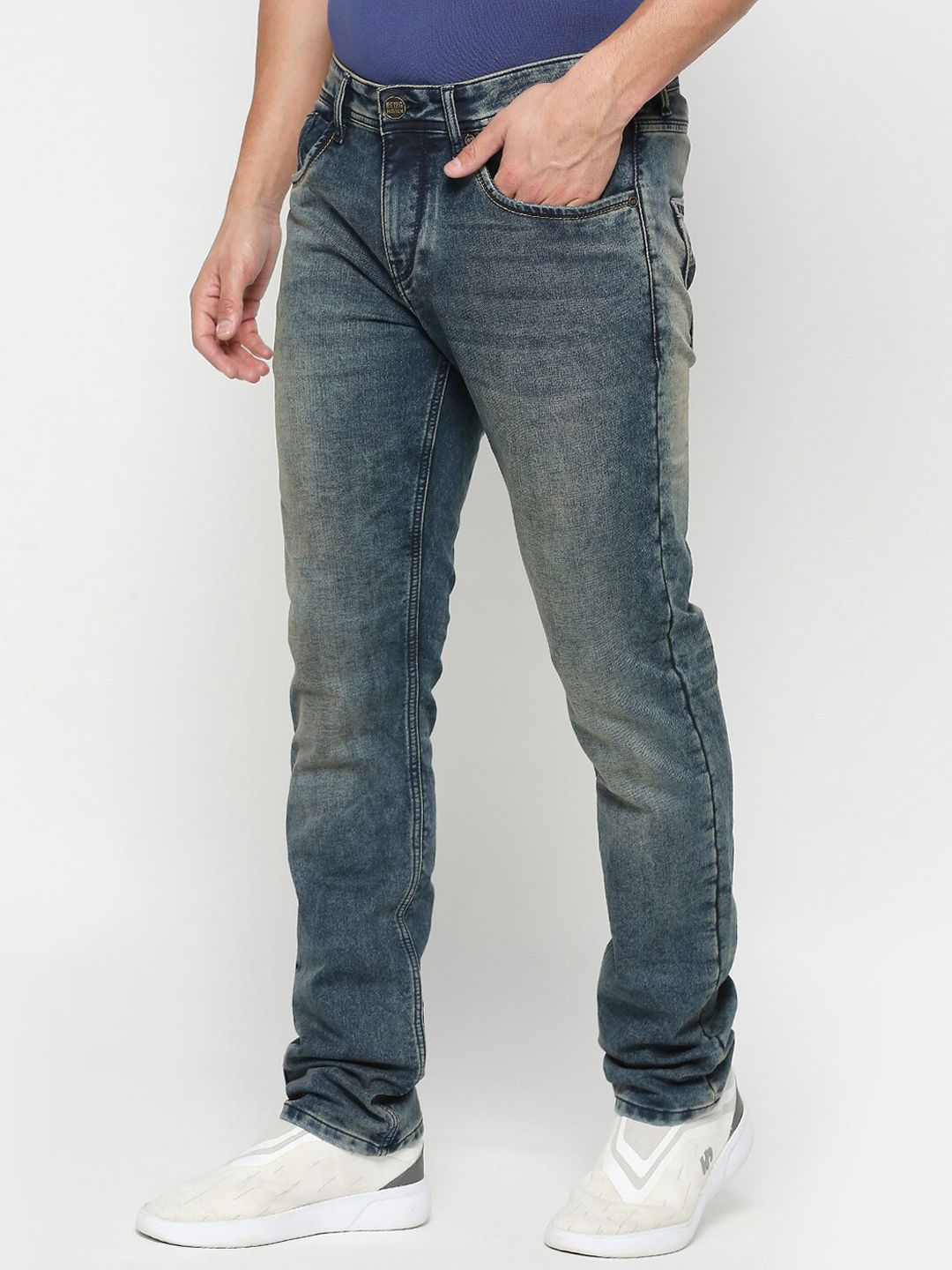 Menjadi lelaki manusia bootcut bersih kelihatan jeans pudar berat
