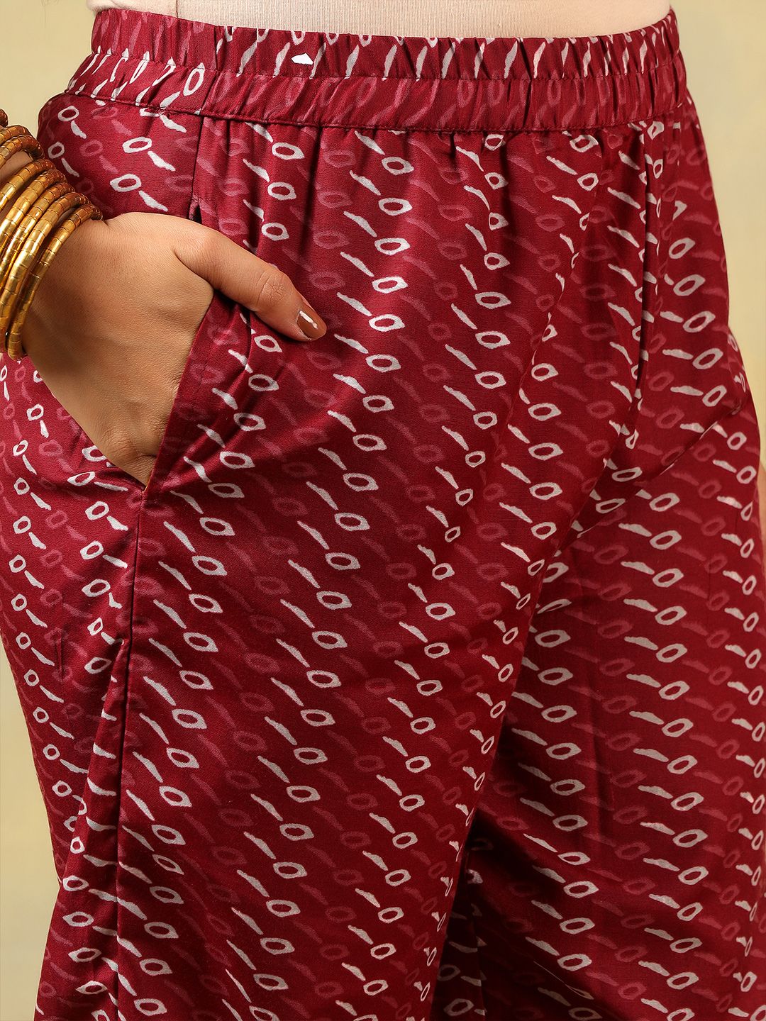 Mamicha Women Floral Printed Regular Thread Work Pure Cotton Kurta with Trousers & With Dupatta