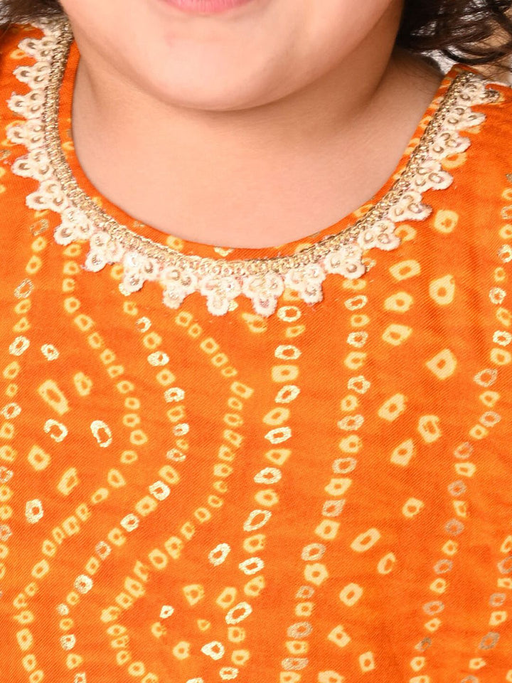 VASTRAMAY Girls Bandhani Printed Round Neck Regular Gotta Patti Kurta With Salwar