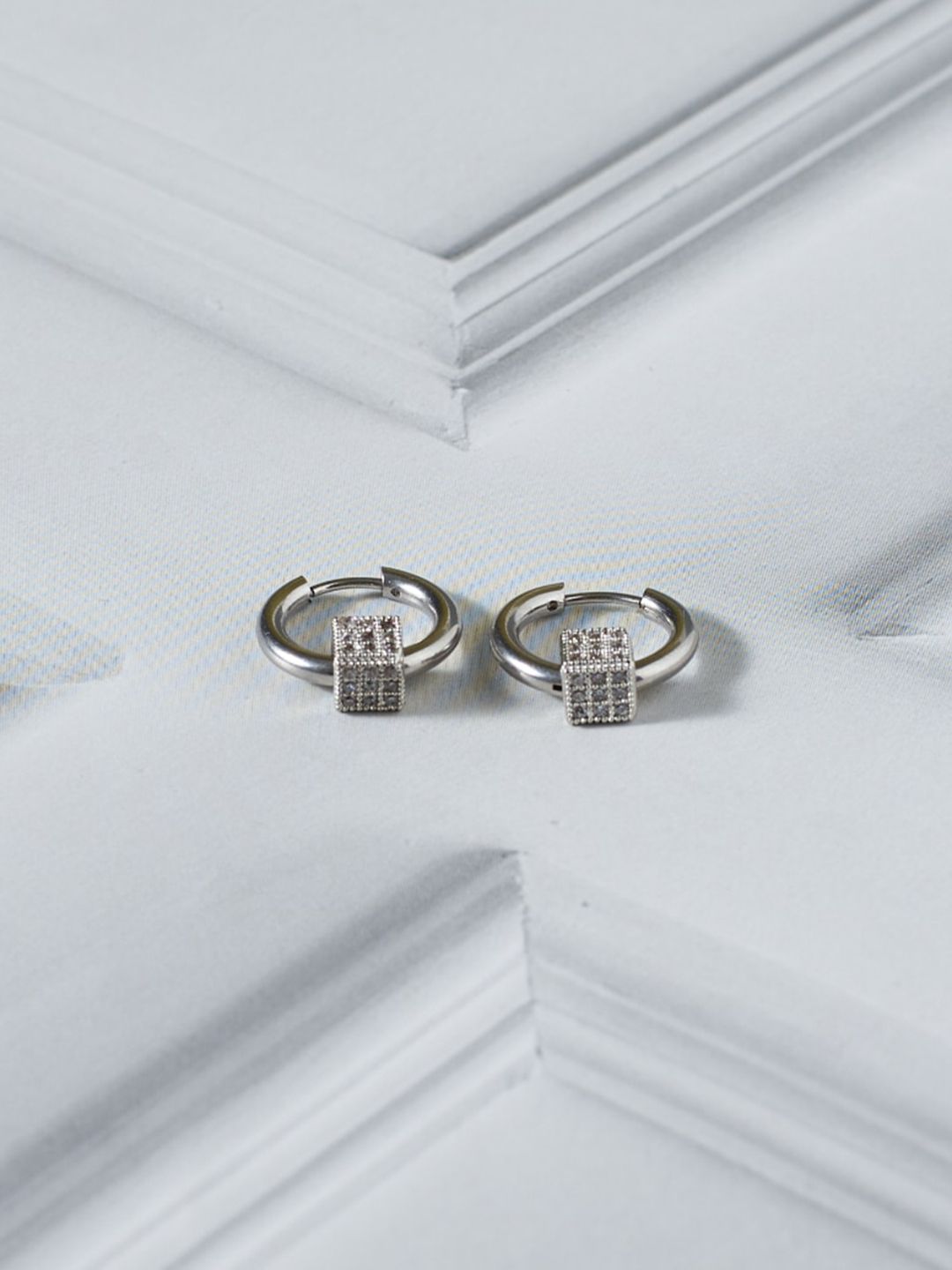 Anting -anting gelung kontemporari masin