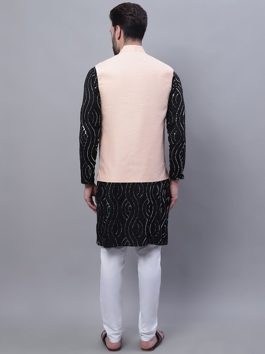 SOJANYA Kurta Labuci Sulam Leheriya dengan Jaket Churidar & Nahru