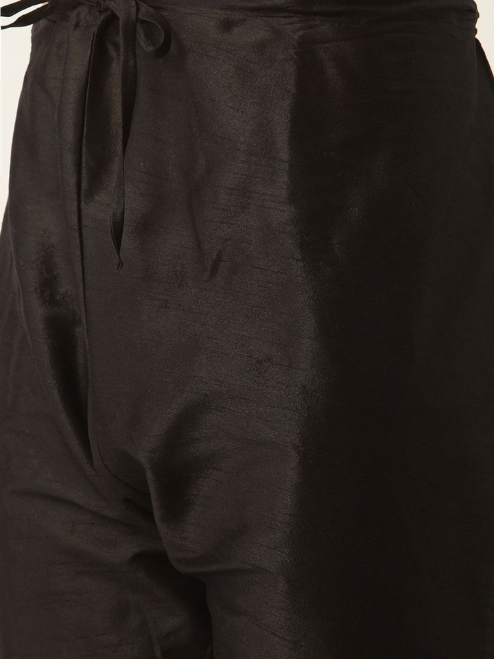 SOJANYA Men Black & Green Thread Work Kurta with Churidar