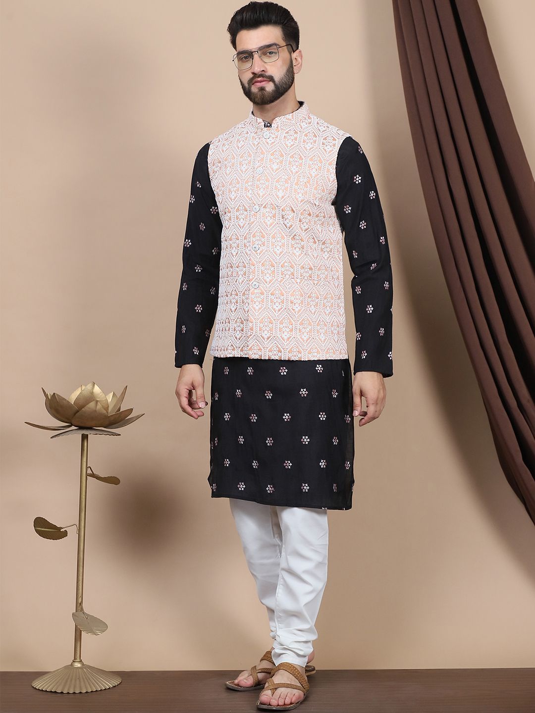 Kurta Kerja Benang Lurus Anouk Motif Etnik Hitam Bersulam dengan Churidar