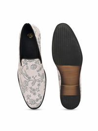 House of Pataudi Men Embroidered Casual Slip On Mojaris