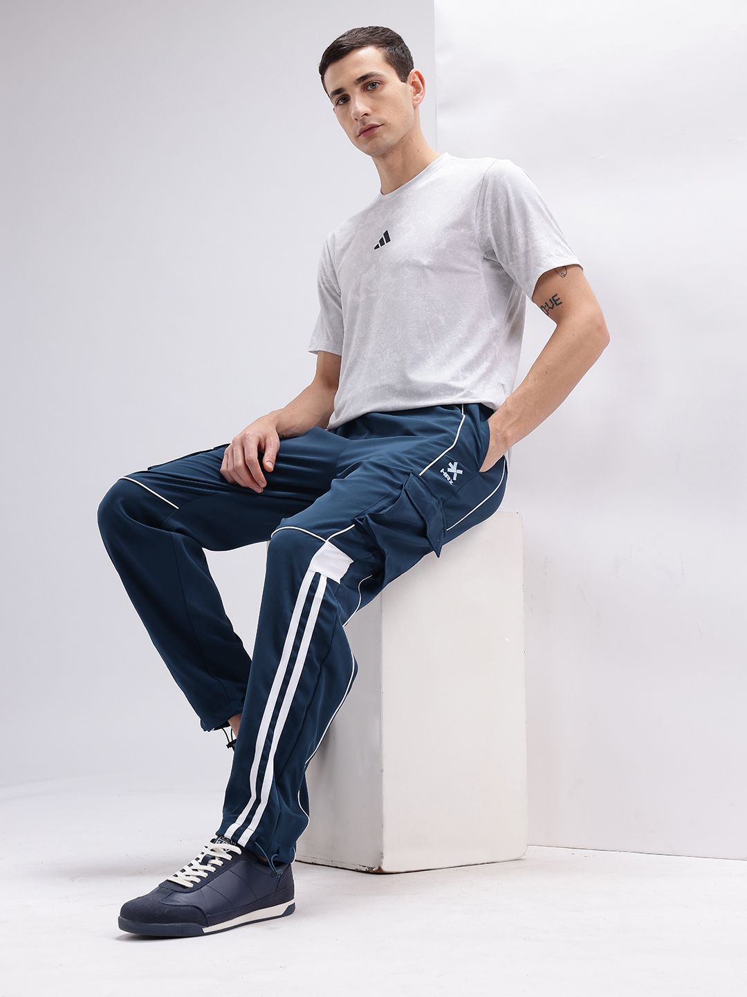 HRX by Hrithik Roshan Men Lifestyle Contrast Piping Detail Cargo-Style Track pants