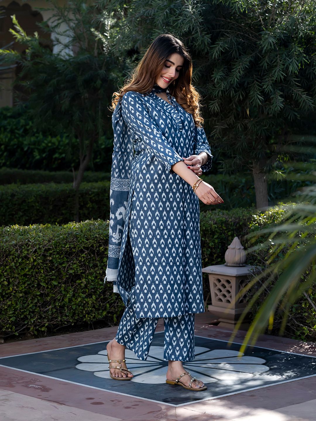 Kalini Floral Printed V-Neck Pure Cotton Straight Kurta dengan Palazzos dan Dupatta