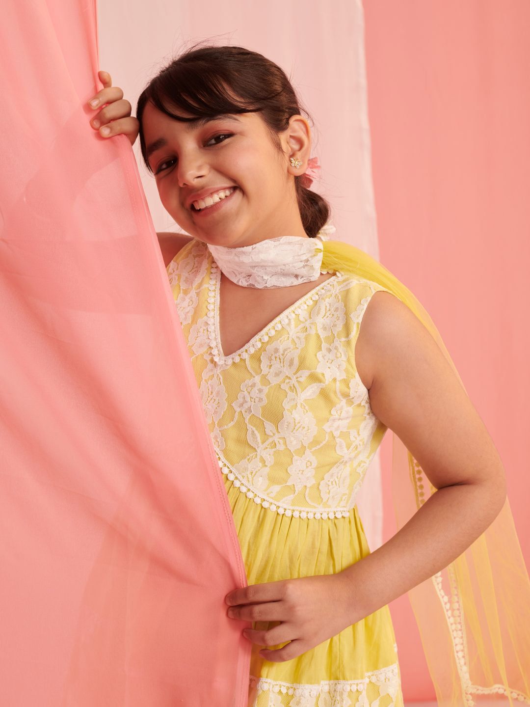 pspeaches Girls Floral Embroidered Regular Kurta with Sharara & With Dupatta