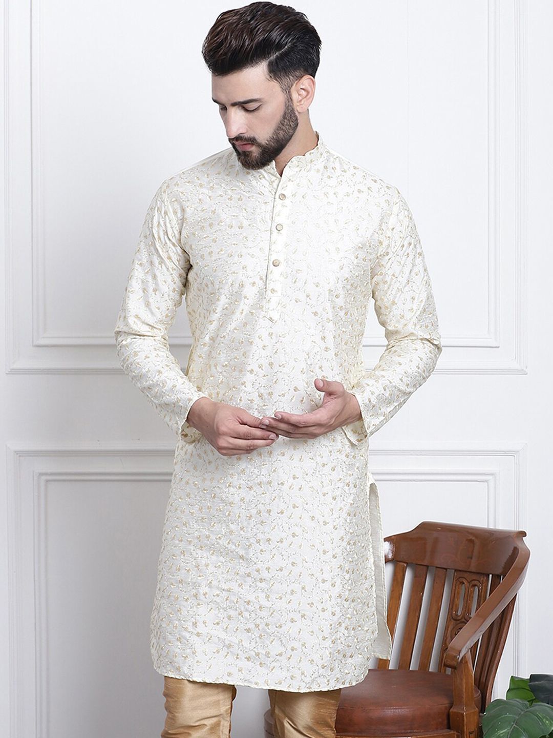 SOJANYA Floral Embroidered Mandarin Collar Straight Kurta