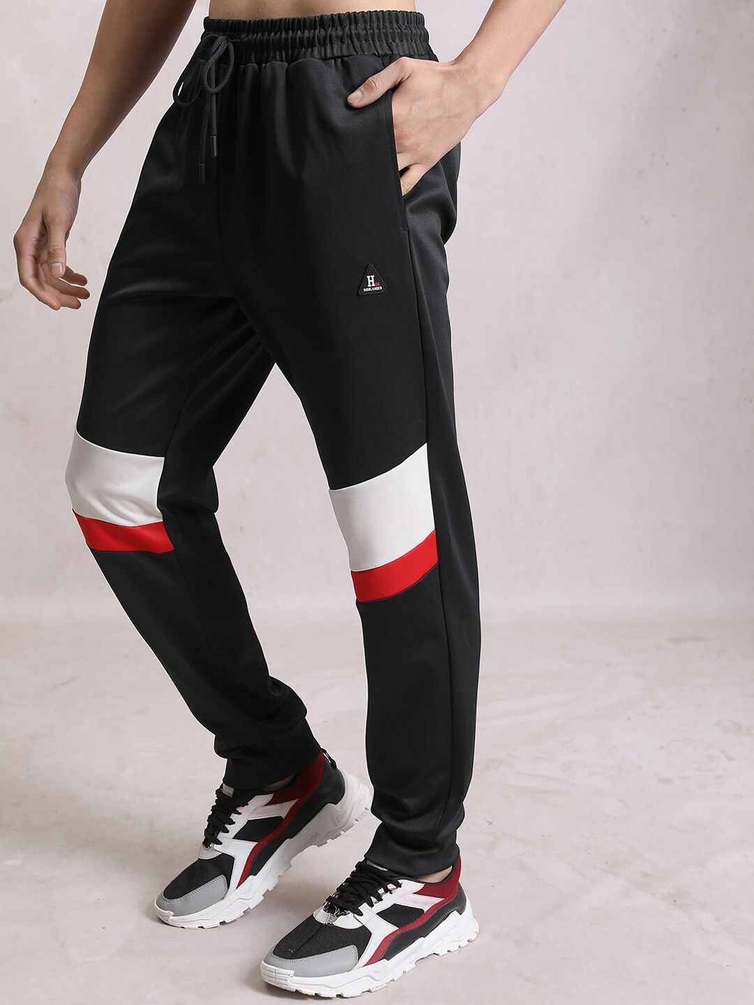 HIGHLANDER Men Colorblocked Mid-Rise Joggers Trousers