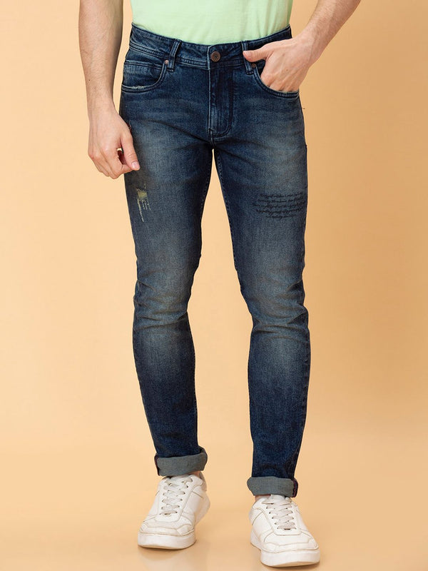 Menjadi lelaki manusia kurus sesuai dengan jeans pudar berat yang rendah