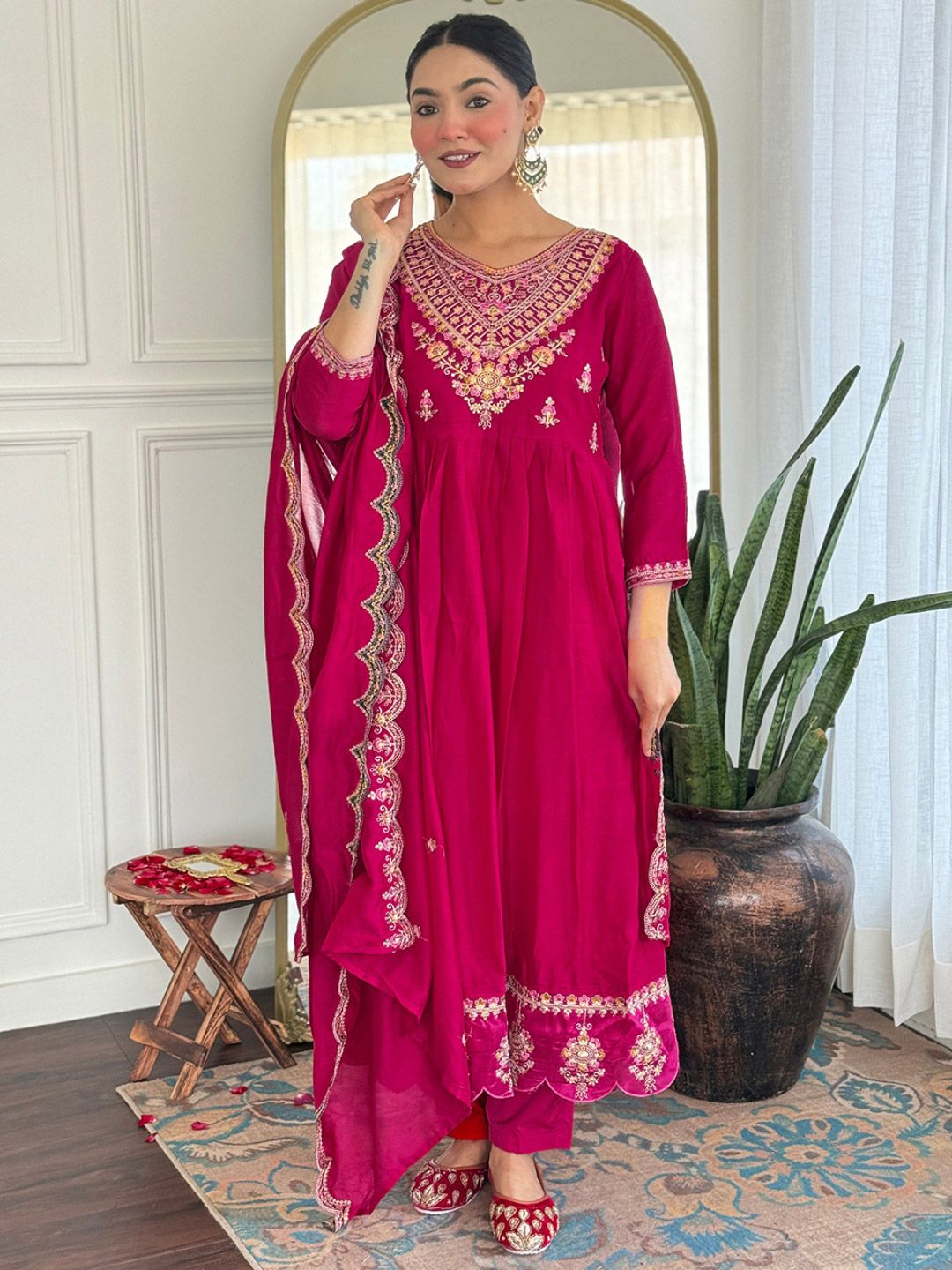 Kalini Reka Bentuk Yoke Floral V-Neck Zari Anarkali Kurta dengan Seluar dan Dupatta