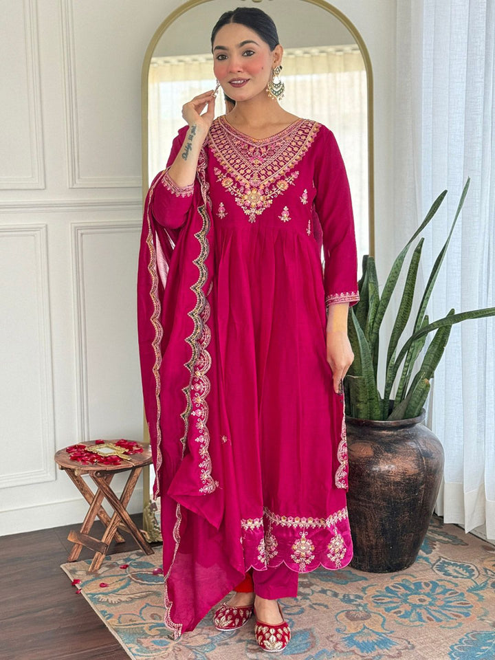 Kalini Reka Bentuk Yoke Floral V-Neck Zari Anarkali Kurta dengan Seluar dan Dupatta