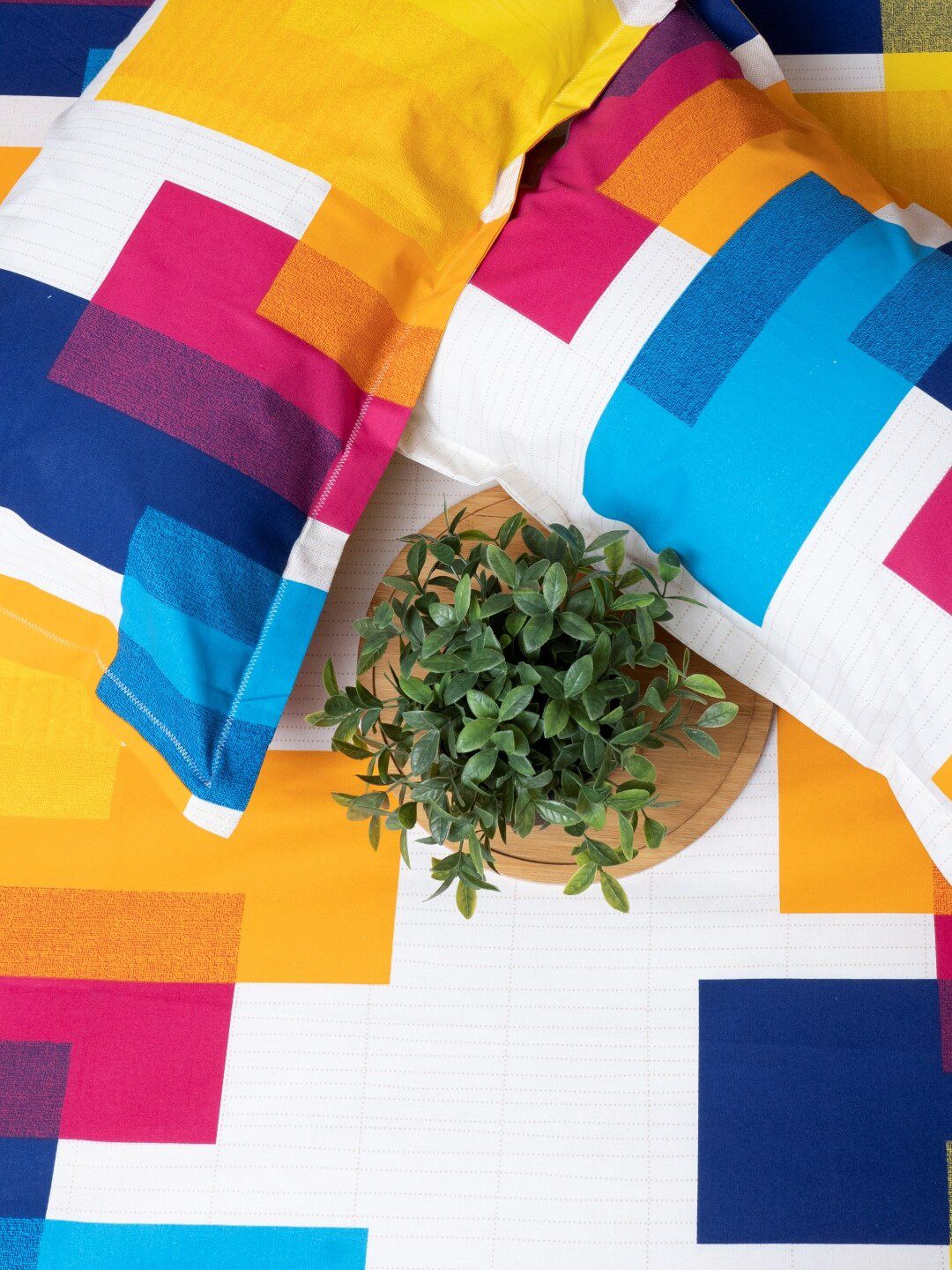 URBAN SPACE Divine White Geometric 144 TC Pure Cotton Queen Bedsheet With 2 Pillow Covers