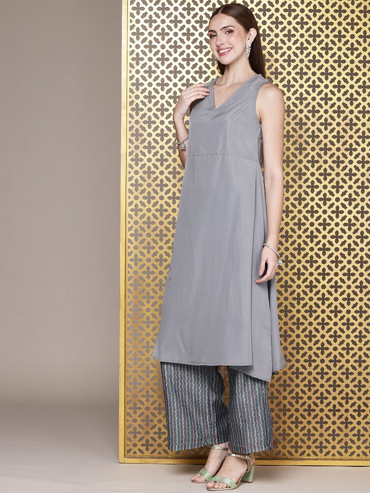 House of Pataudi Women Floral Printed Angrakha Jashn Kurta With Trousers & Dupatta