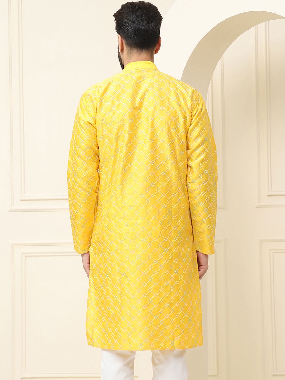 SOJANYA Men Geometric Embroidered Thread Work Kurta