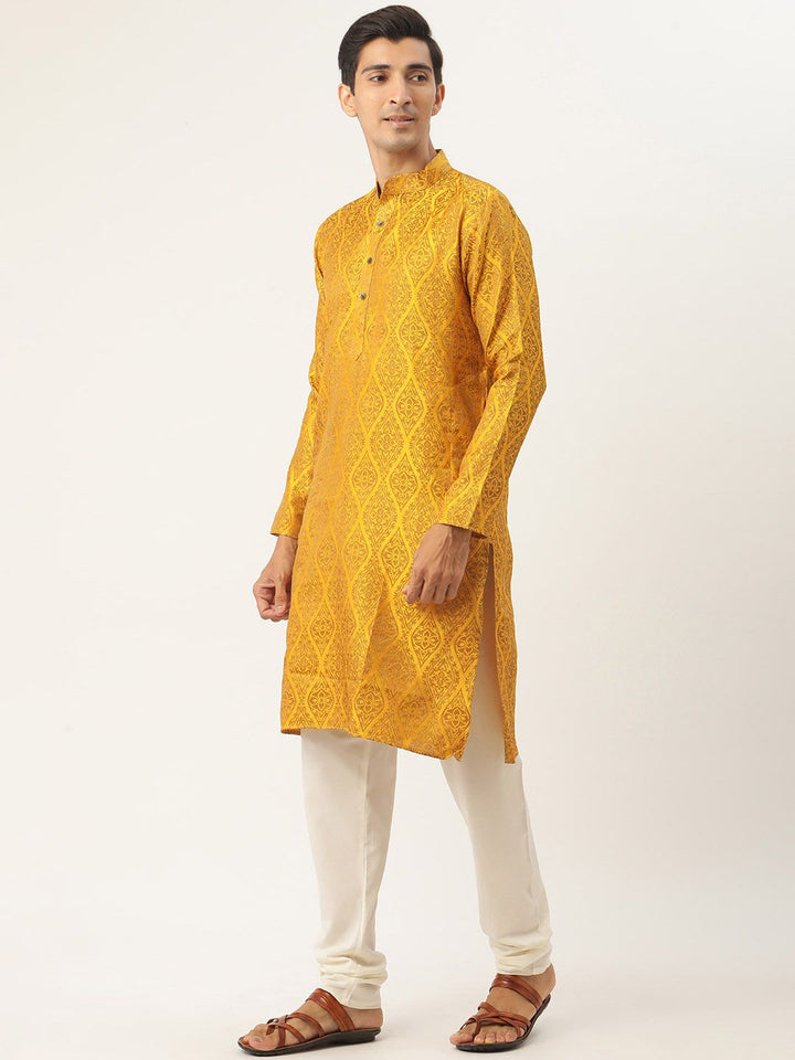 SOJANYA Kurta Motif Etnik Mustard Lelaki dengan Jaket Churidar & Nehru