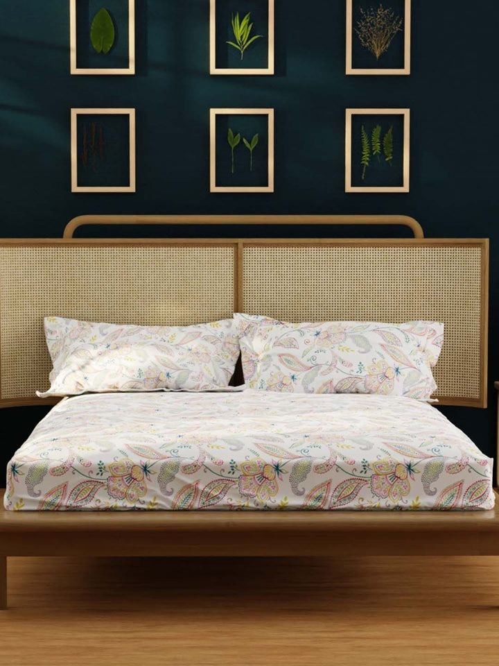 URBAN SPACE White & Red Printed 200 TC Cotton Double King Bedsheet With 2 Pillow Covers