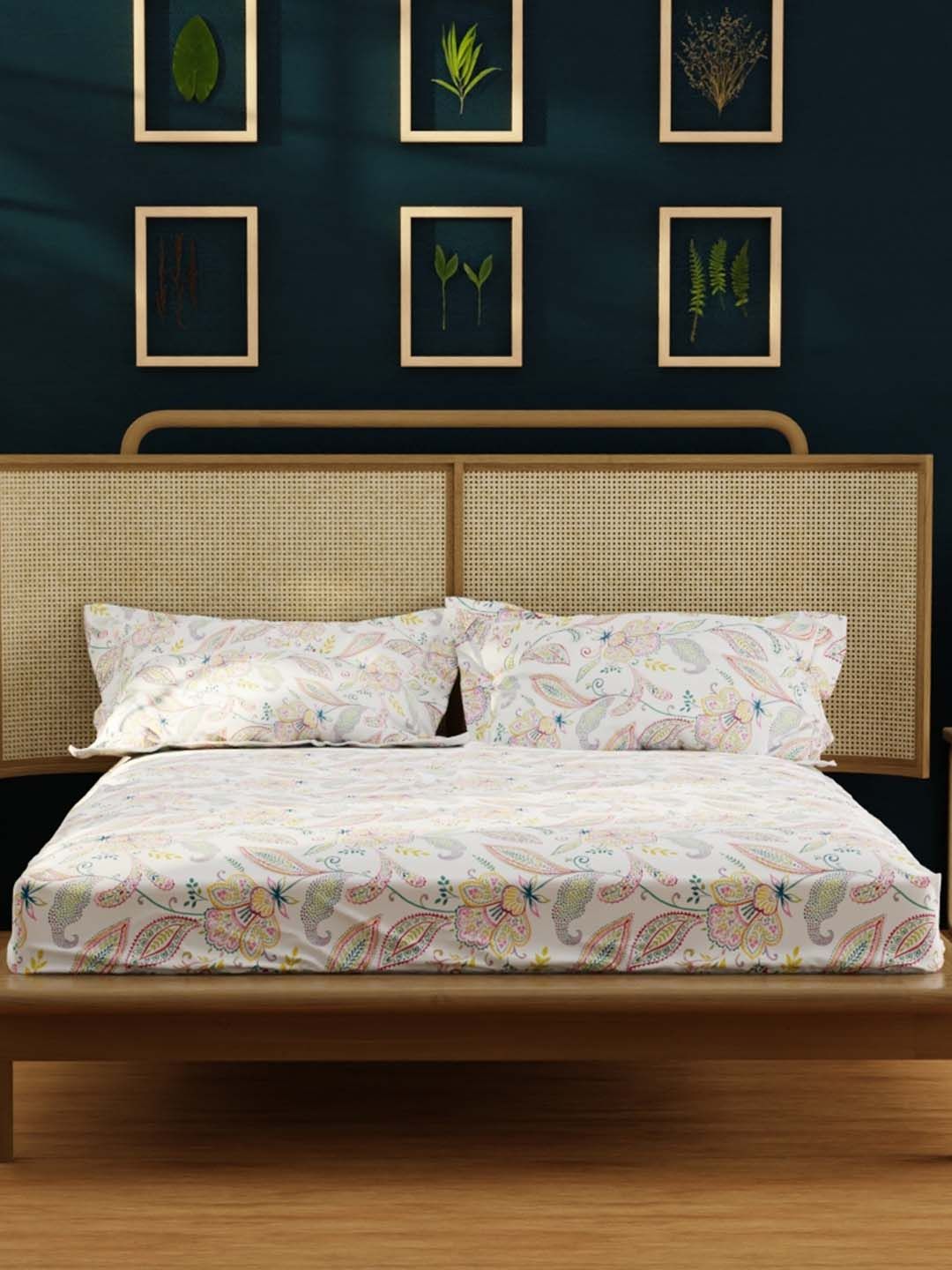 URBAN SPACE White & Red Printed 200 TC Cotton Double King Bedsheet With 2 Pillow Covers