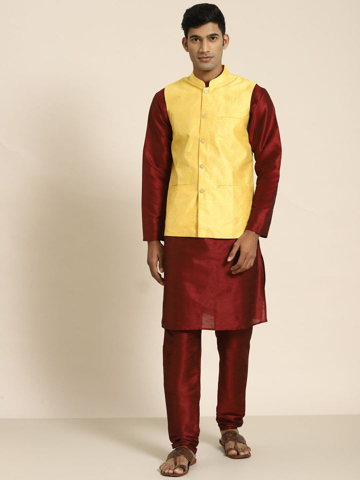SOJANYA Men Maroon Kurta dengan Churidar dengan Jaket Nehru