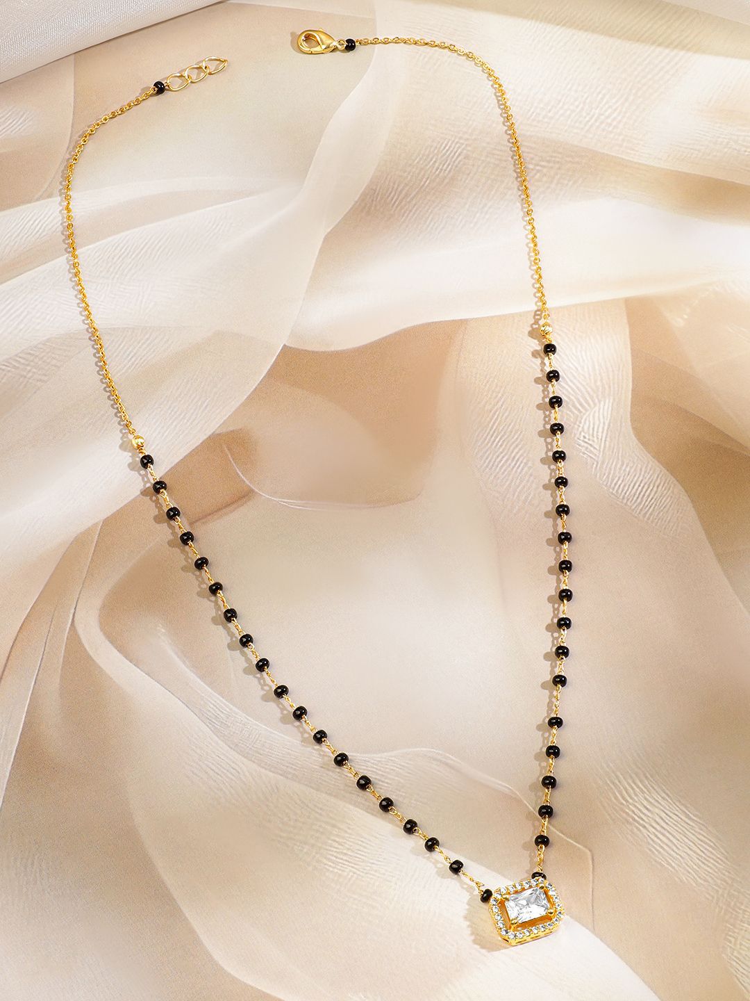 Rubans 22k berlapis emas dan hitam manik dengan zirkonia padu putih yang disemat mangalsutra