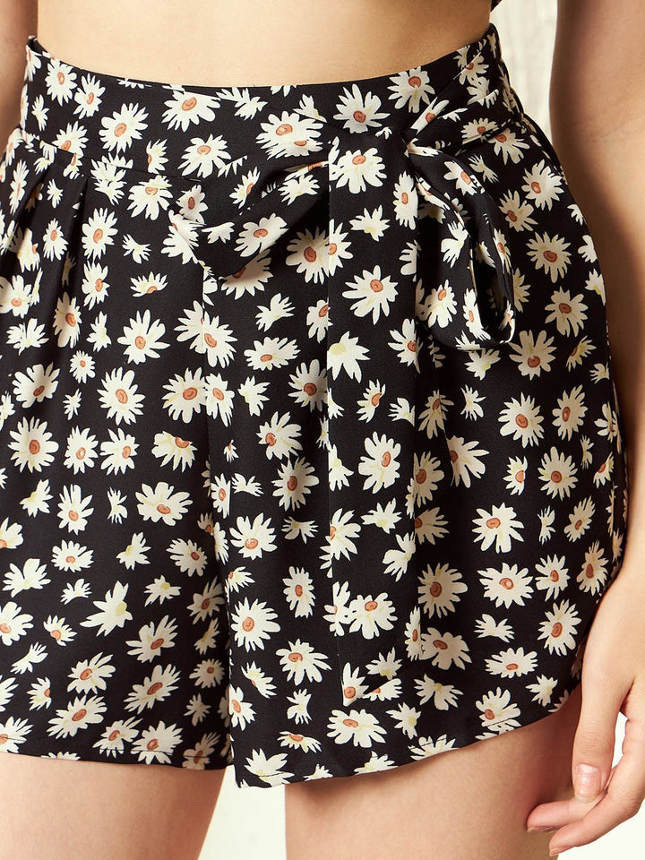 Berrylush Black & White Floral Printed Crop Top With Shrug And Short