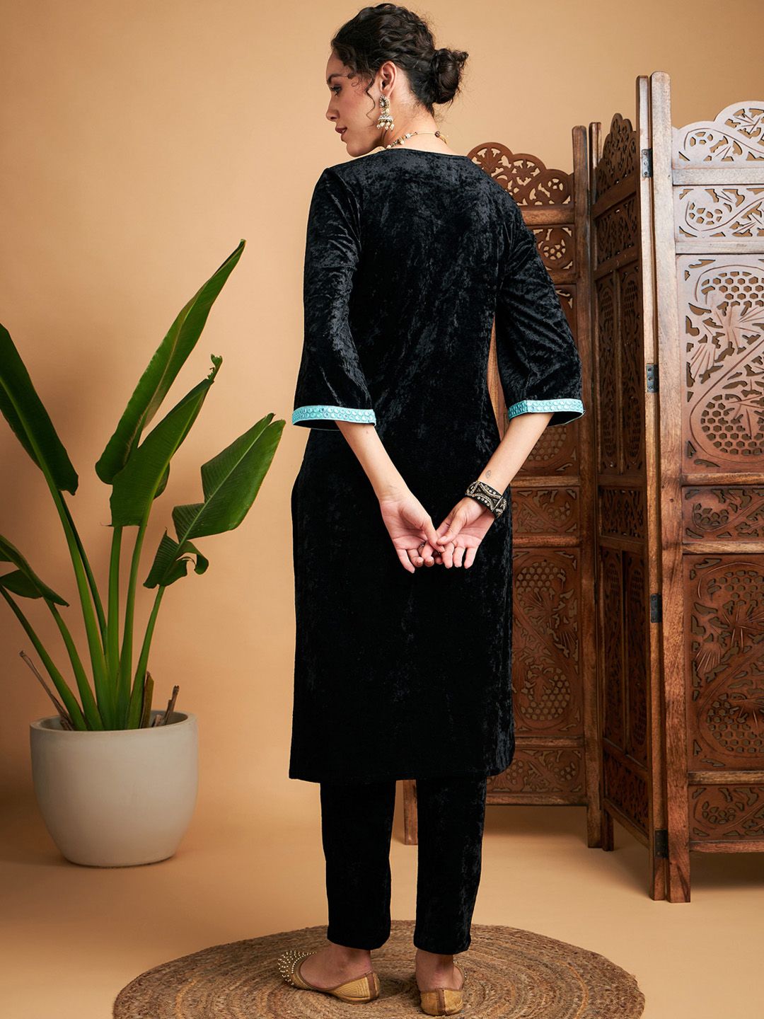 Shae by SASSAFRAS Black Ethnic Motifs Embroidered Zari Straight Velvet Kurta