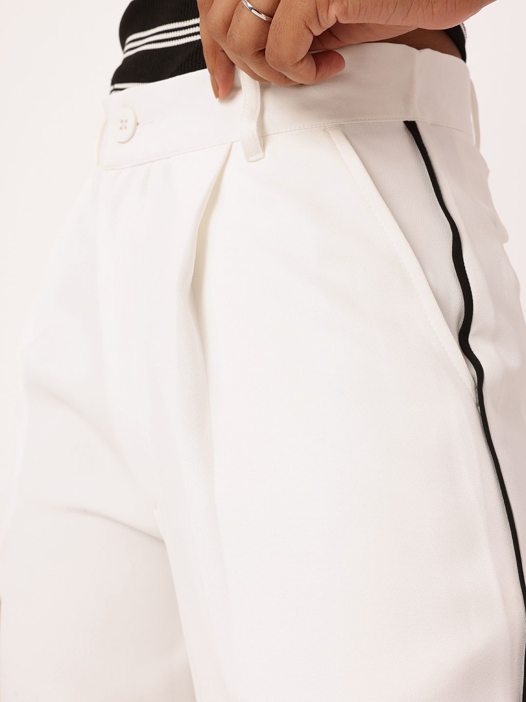 DressBerry Women Modern Touch Side Piping Detail Pleated Trousers