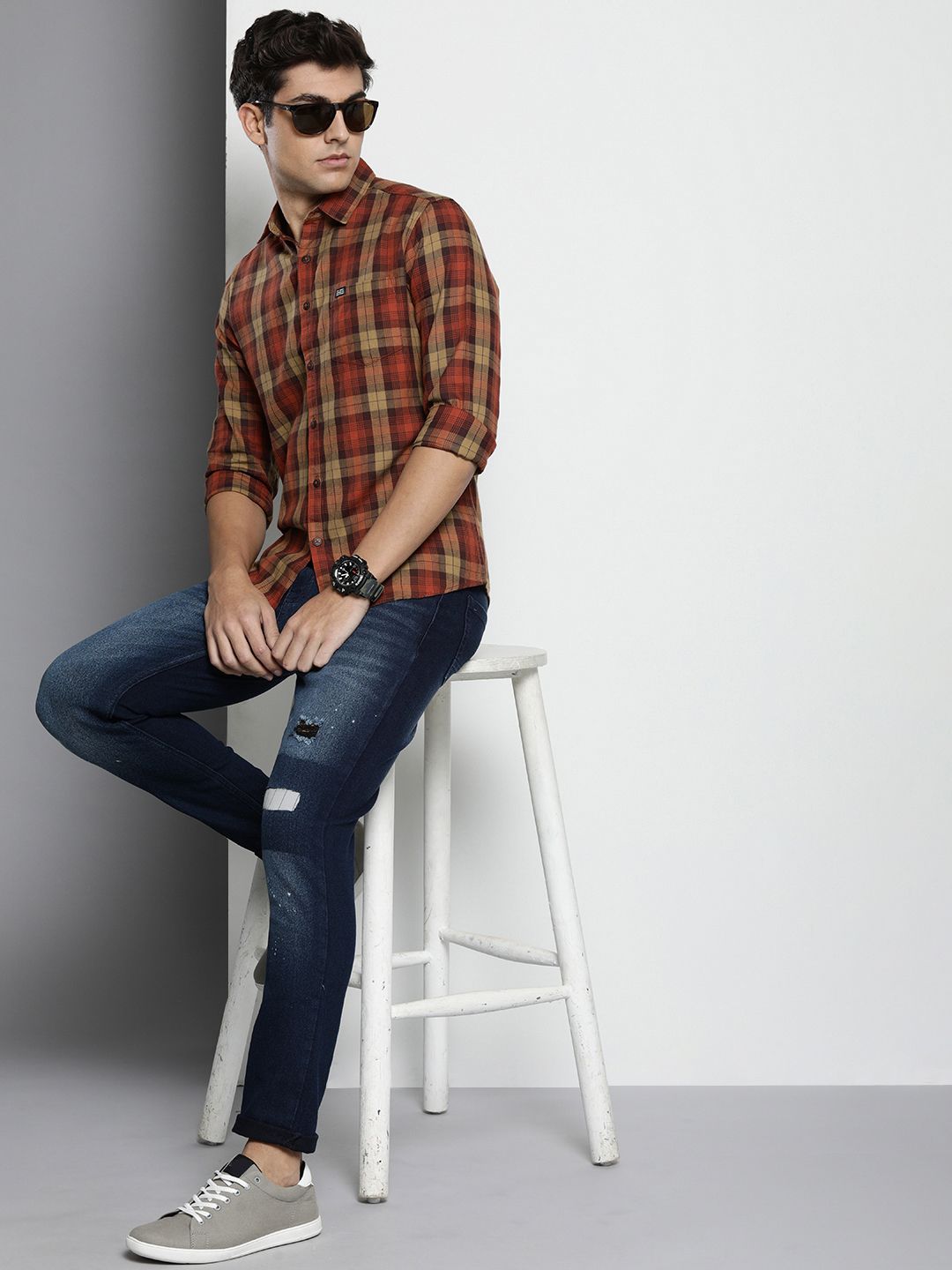 The Indian Garage Co Men Blue Slim Fit Low Distress Light Fade Stretchable Jeans