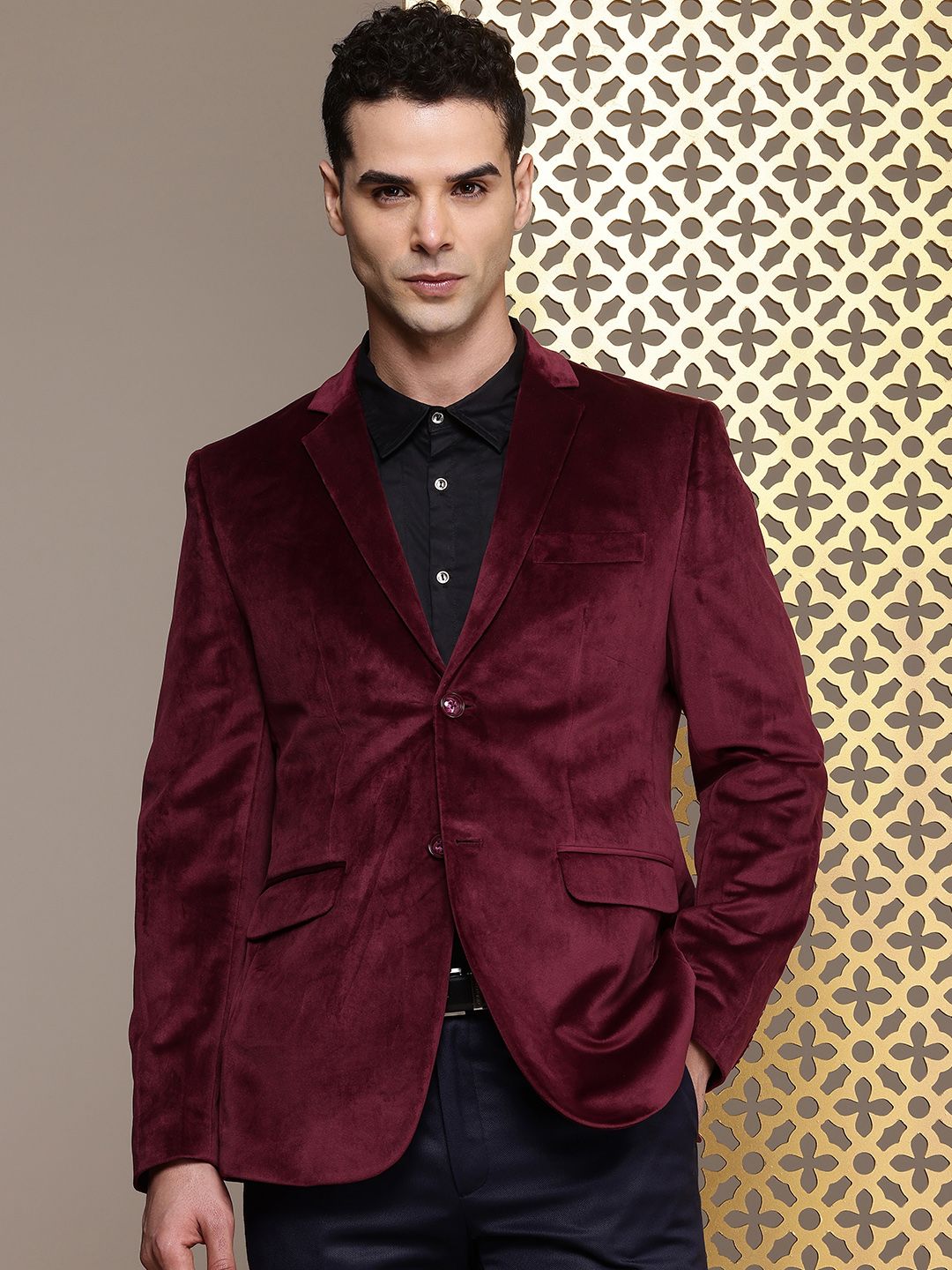 House of Pataudi Notched Lapel Single-Breasted Velvet Finish Jashn Party Blazer