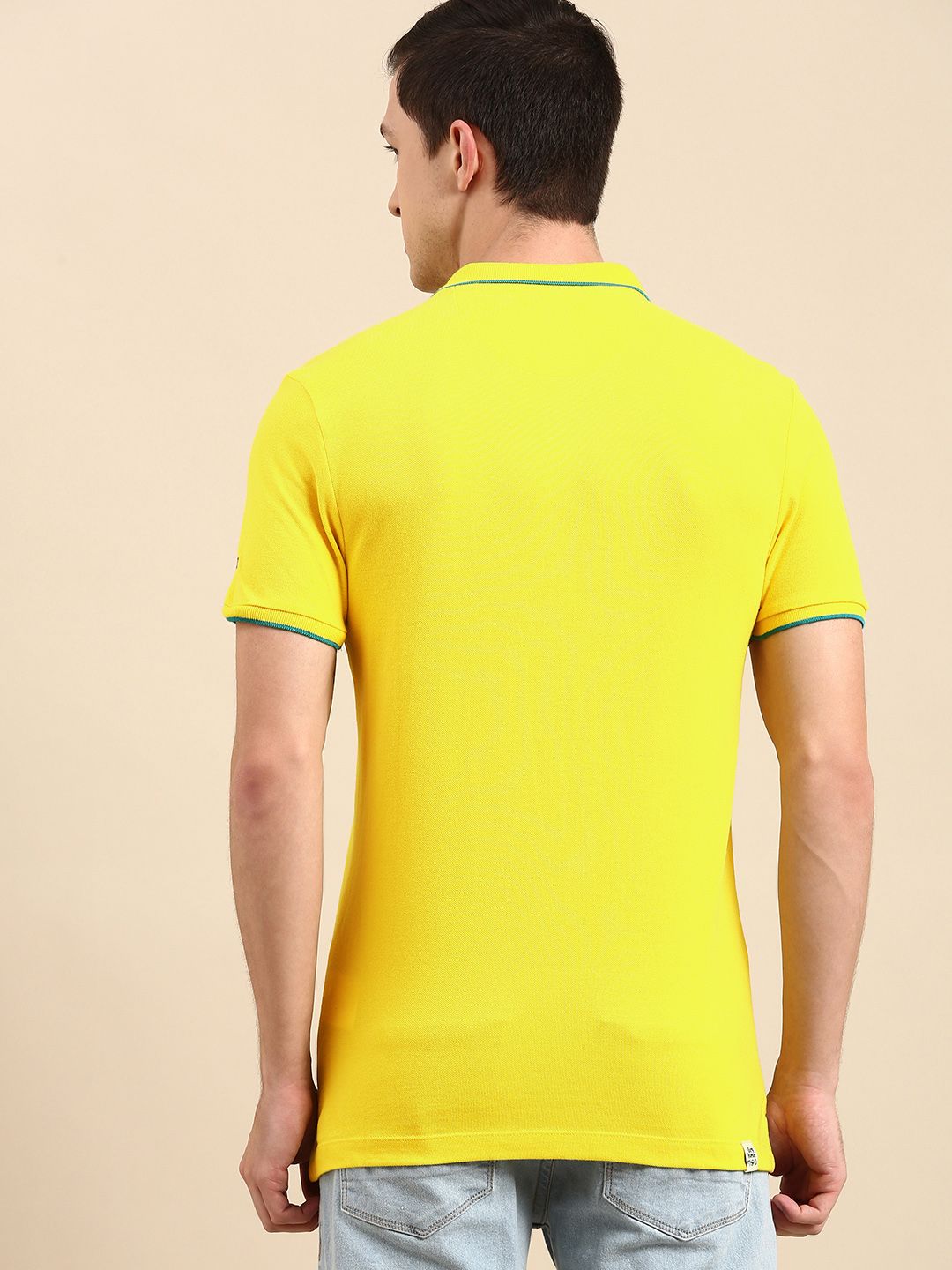 Menjadi T-shirt kolar polo berwarna kuning & biru manusia
