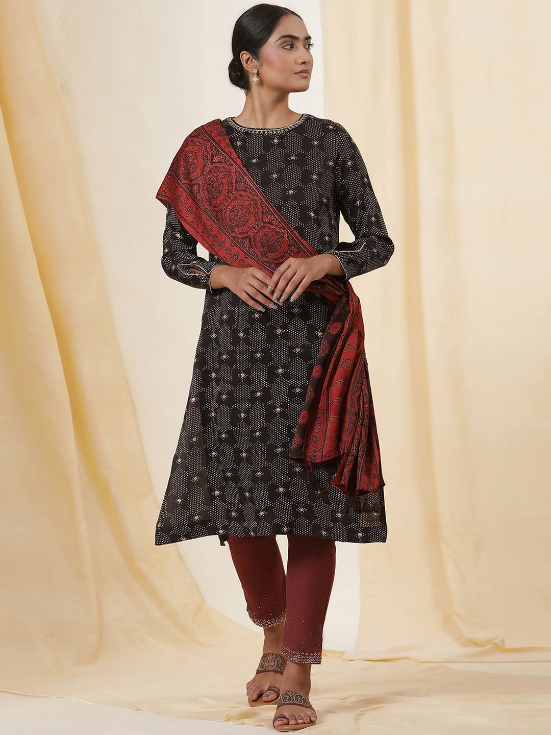 W Printed Round Neck Long Sleeves Straight Kurta