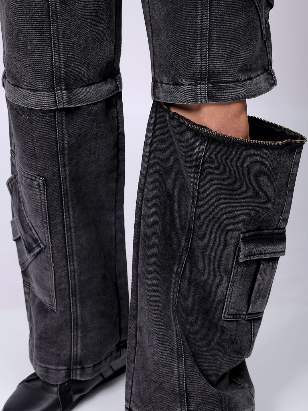 The Indian Garage Co Men Mid Rise Clean Look Wide Leg Relaxed Baggy Fit Cargo Jeans