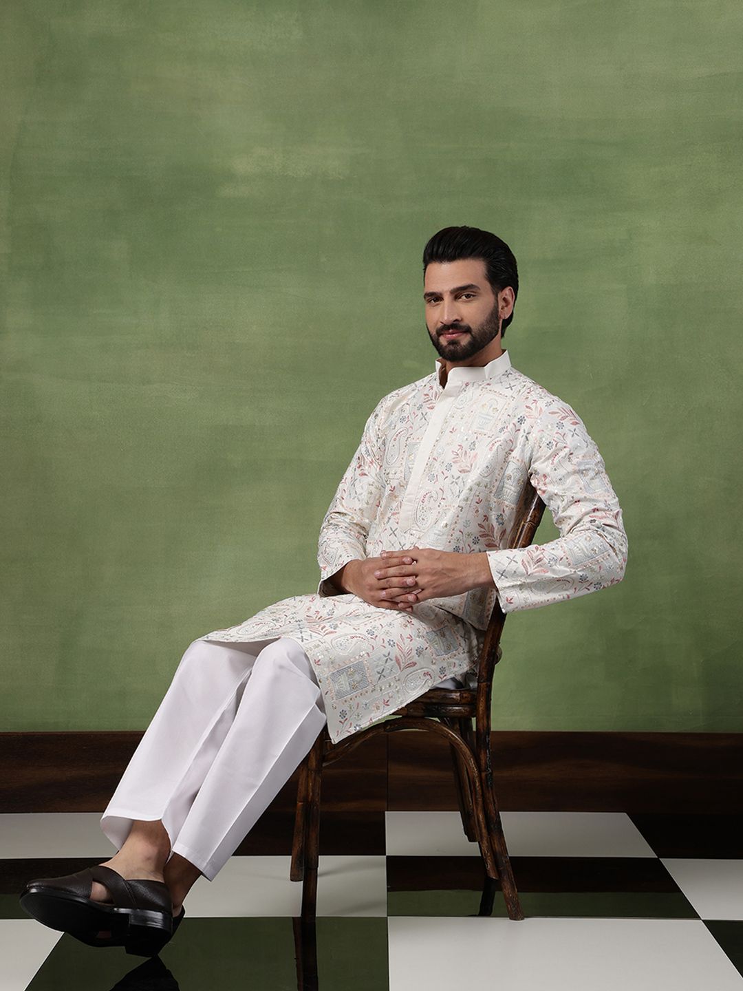 SOJANYA Men Embroidered Thread Work Kurta
