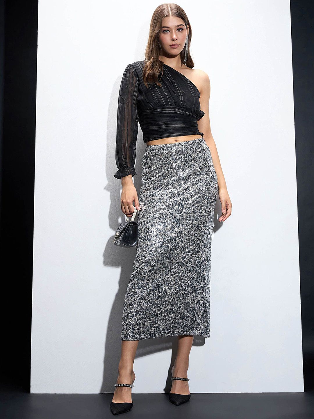 Wanita sassafras menghiasi skirt midi pensil